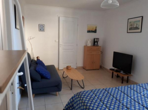 Studio en rez-de-chaussée avec marche